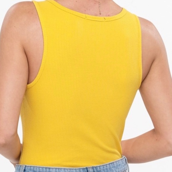 🦄 4/$40 Basic V Neck Yellow Bodysuit - Picture 4 of 4